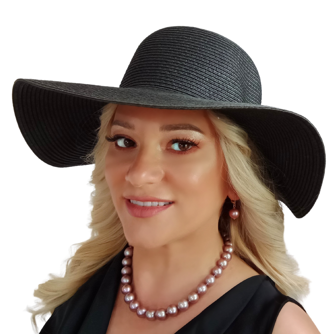 Colier cu Perle Edison Lavandă 10–12 mm, Aur Alb, Vedere Trei Sferturi pe Model cu Pălărie